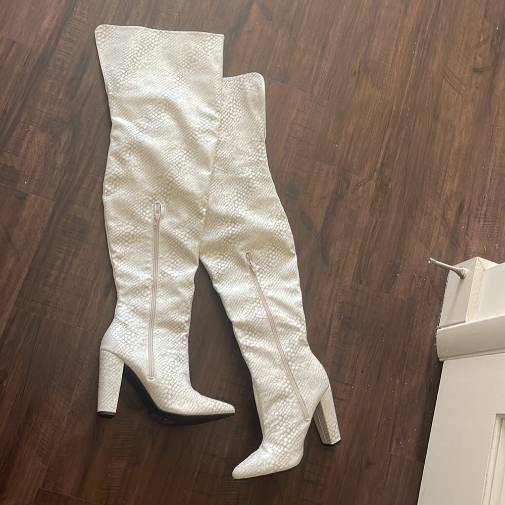 BRAND NEW OVER THE KNEE BOOTS - Picture 3 of 3